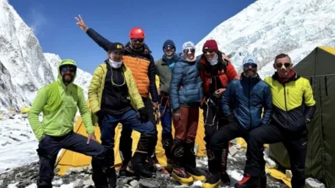 The most massive ascent: Six Ukrainians conquered Everest in a single day
