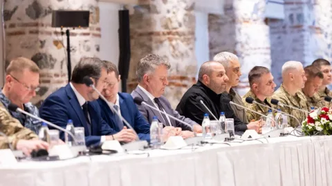 Ukrainian and Russian peace negotiators seated at Istanbul summit using interpreters to communicate during high-stakes talks. :contentReference[oaicite:2]{index=2}