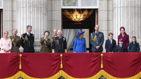 Ukrainian military unit marching in London’s parade greeted with applause while King Charles and the royal family salute their presence. :contentReference[oaicite:2]{index=2}