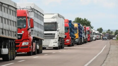 Line of freight trucks halted at the Yahodyn-Dorohusk border crossing as Polish carriers protest and withdraw from the e-queue amid a blockade. :contentReference[oaicite:2]{index=2}