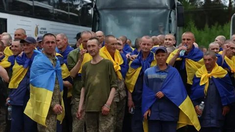 Ukrainian defenders freed in the 1000‑for‑1000 prisoner exchange returning home with families waving flags and embracing on arrival