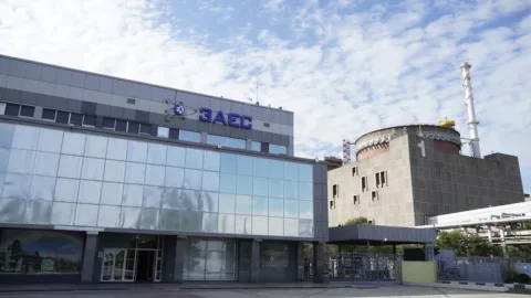 Zaporizhzhia Nuclear Power Plant infrastructure with damaged power lines, facility reliant on single grid connection for safety systems. ([turn0news6])