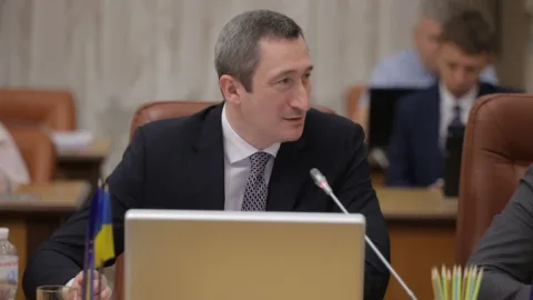 Oleksiy Chernyshov arriving in court or disembarking in Ukraine, amid anti‑corruption probe and bribery charge headlines.