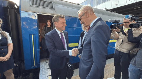 German Foreign Minister Johann Wadephul stepping off plane in Kyiv greeted by Ukrainian officials with flags and press coverage.