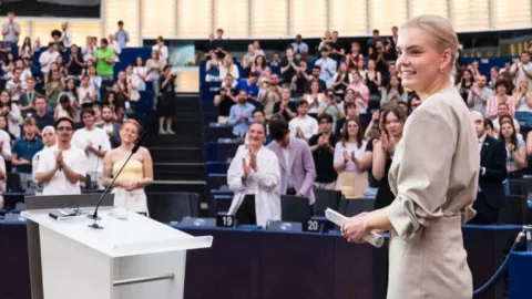 Ukrainian delegates exiting European Parliament event in protest as Daria Navalnaya speaks — political tensions highlighted for empr.media coverage.