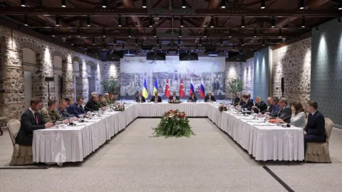 Ukrainian negotiators arrive at Istanbul’s airport ahead of talks with Russian and international representatives at Dolmabahce Palace peace negotiations.