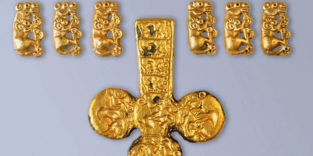 Golden panther‑shaped plaques from a 2,500‑year‑old Scythian burial mound discovered in Poltava region — rare ancient treasure.
