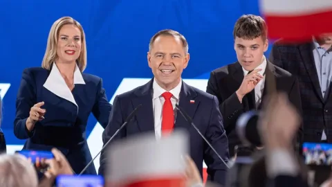 Karol Nawrocki celebrating victory as Poland’s newly elected president after a close 2025 election against Rafał Trzaskowski.