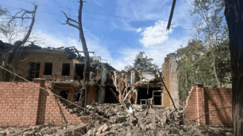 russian air and bomb strike kille and wounded in donetsk region