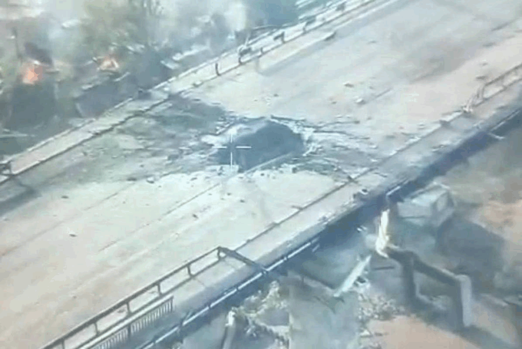 Second strike in a day: Ukrainian Armed Forces explain why the enemy is destroying the bridge in Kherson