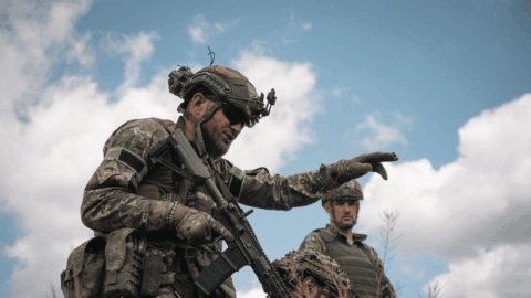 Ukrainian soldiers in uniform — new contract service scheme 2025