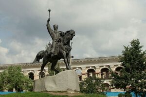 Monument to Petro Konashevych-Sahaidachny on Sahaidachny Street in Kyiv’s Podil district, honoring the Ukrainian Cossack hetman