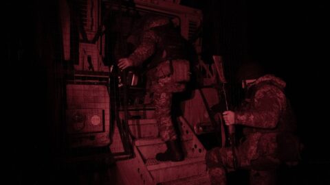 Ukrainian soldiers in winter frontline positions amid smoke and explosions during Jan 18, 2026 clashes, highlighting fierce war intensity