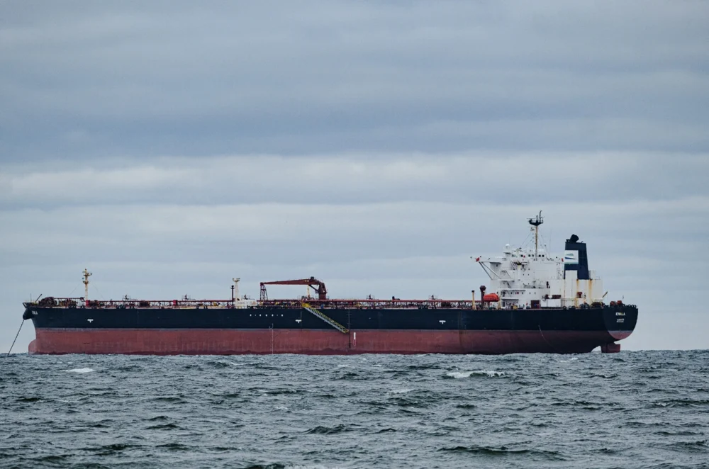 Oil tankers linked to Russia’s shadow fleet departing Baltic Sea ports, illustrating record crude exports despite Western sanctions.
