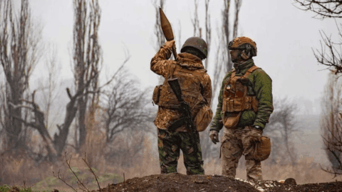 Ukrainian soldiers hold defensive positions on southern frontline amid heavy combat as analysts debate Russia’s spring offensive plans