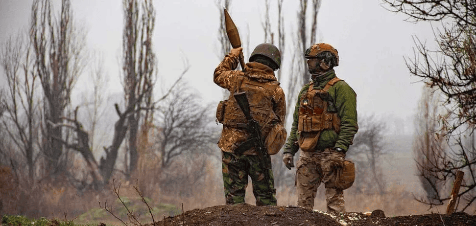 Ukrainian soldiers hold defensive positions on southern frontline amid heavy combat as analysts debate Russia’s spring offensive plans