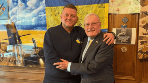 Valeriy Zaluzhnyi shaking hands with Keith Kellogg during strategic discussions on Ukraine war and peace talks at empr.media.
