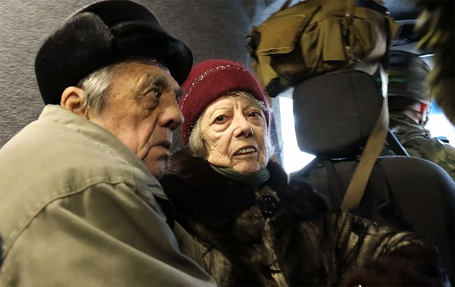 “It Hit My House”: Report From Druzhkivka Where People Scoop Water From Puddles and Guided Bombs Hunt Civilians