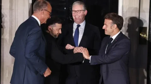 European leaders Starmer, Macron, and Merz meet with Zelenskyy in London to issue ultimatum to Putin on Ukraine peace conditions